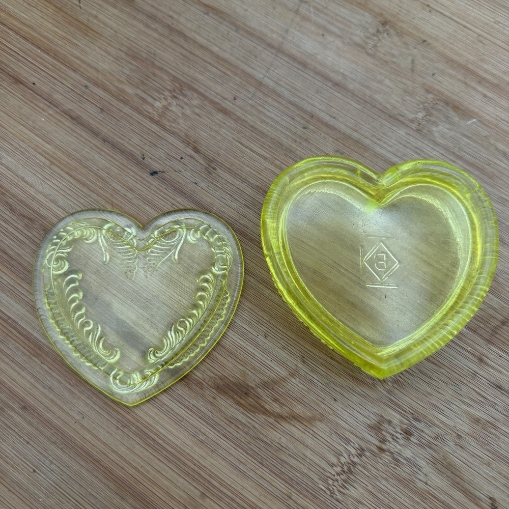 Yellow heart shaped Vaseline Uranium Glass glows trinket dish - Picture 4 of 6